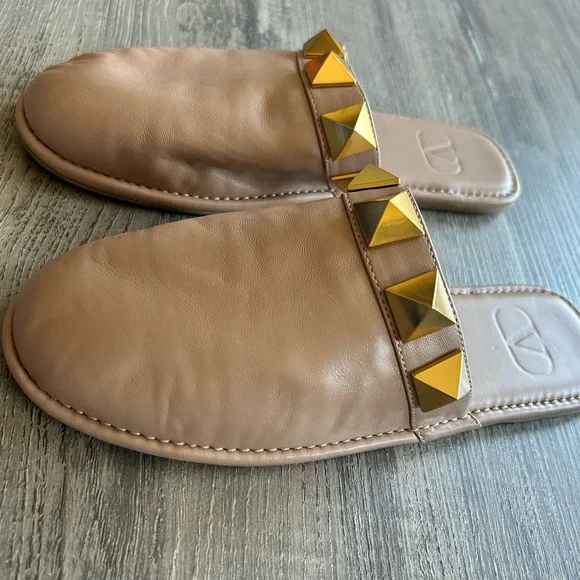 💛SOLD 💛VALENTINO GARAVANI Calfskin Roman Stud Flat Slippers - Picture 4 of 13